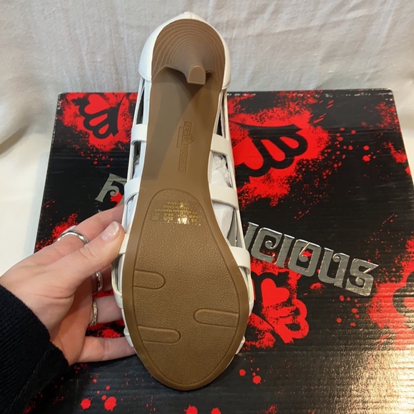 FERGALICIOUS white strappy heels Size 8.5 NEW - Picture 4 of 5